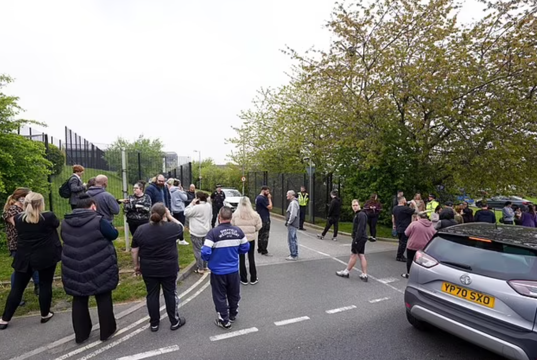 家長在校門外等候。(互聯網)