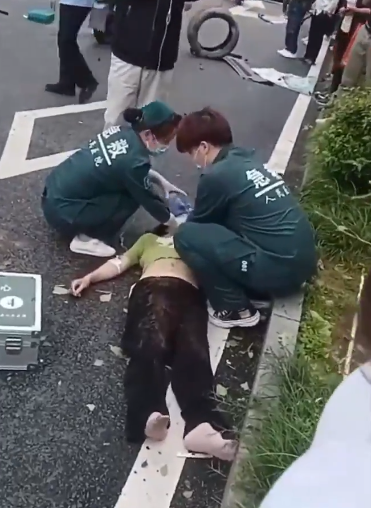 江西贛州一輛Tesla Model Y電動車行駛時,疑因緊急避讓行人操作不當,撞上道路設施和停在路邊的車輛,車輛凌空飛起,翻滾多圈砸壞路上約9輛車,造成4人受傷。(影片截圖)