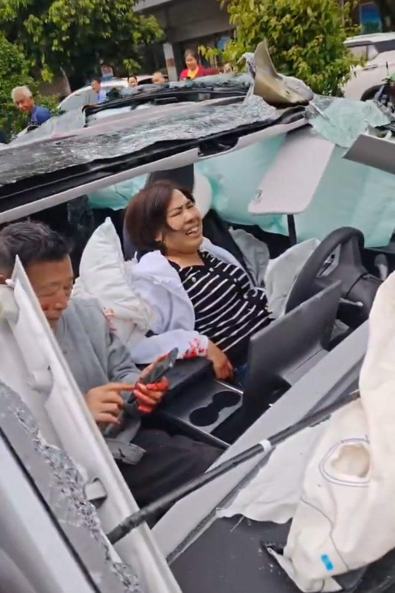 江西贛州一輛Tesla Model Y電動車行駛時,疑因緊急避讓行人操作不當,撞上道路設施和停在路邊的車輛,車輛凌空飛起,翻滾多圈砸壞路上約9輛車,造成4人受傷。(影片截圖)