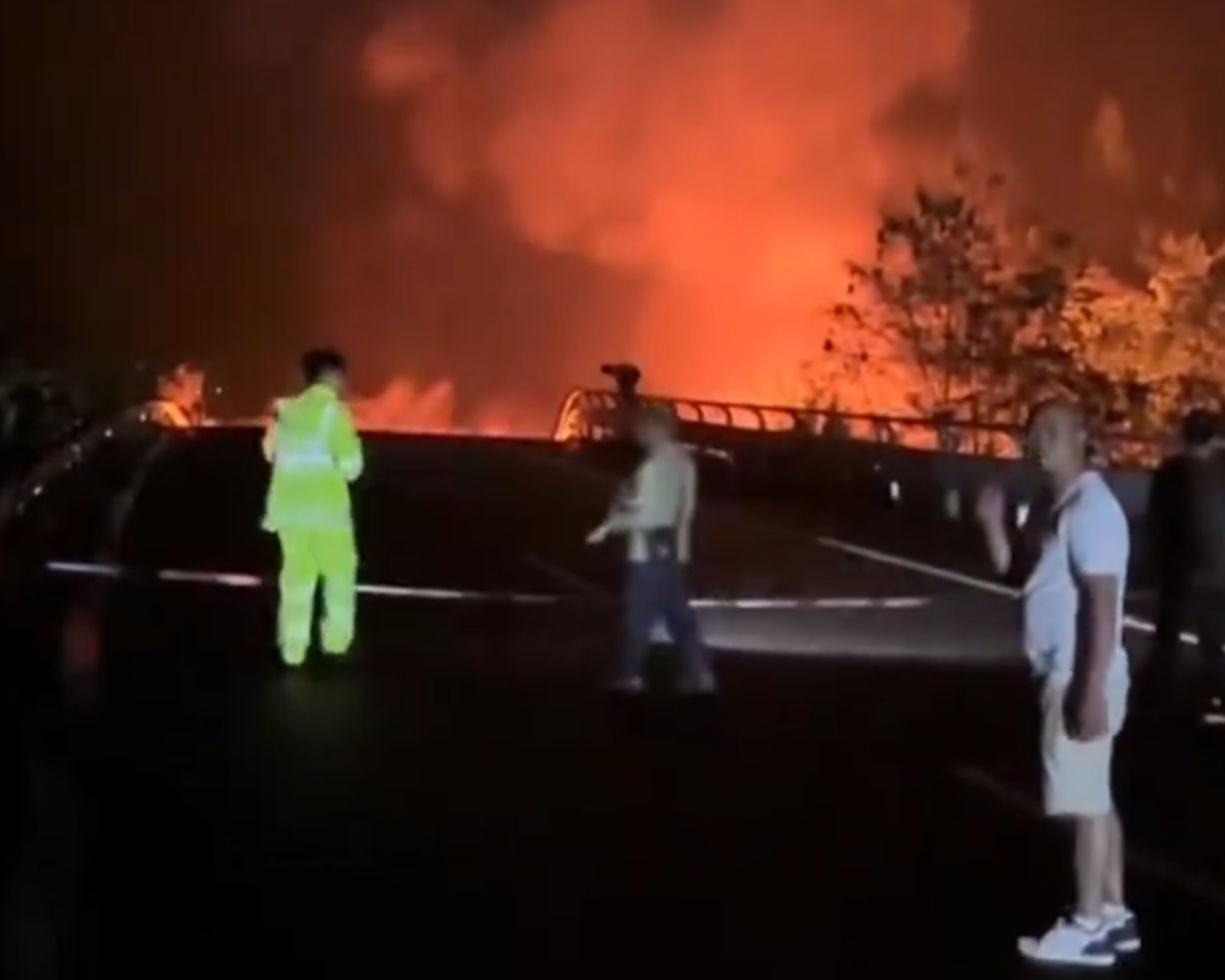 梅龍高速路陷|廣東梅州梅龍高速公路周三(1日)路面塌陷事故。(影片截圖)