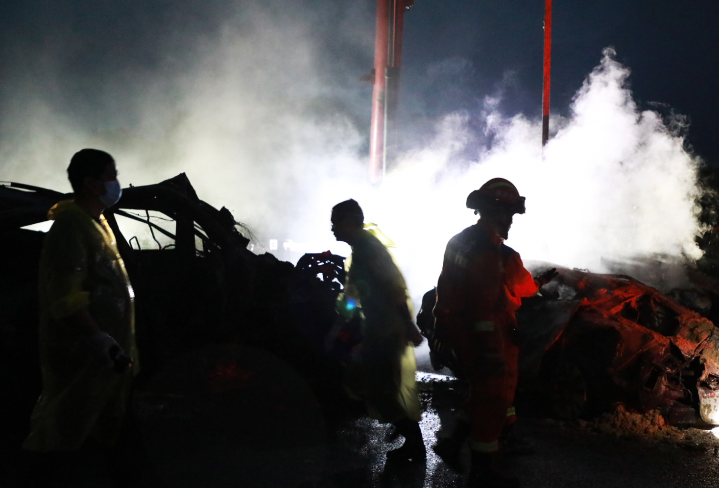 梅龍高速路陷|救援隊伍仍在路面陷落的大坑中通宵挖掘和搜救,爭取在72小時黃金時間內,營救可能受困的人。(新華社)