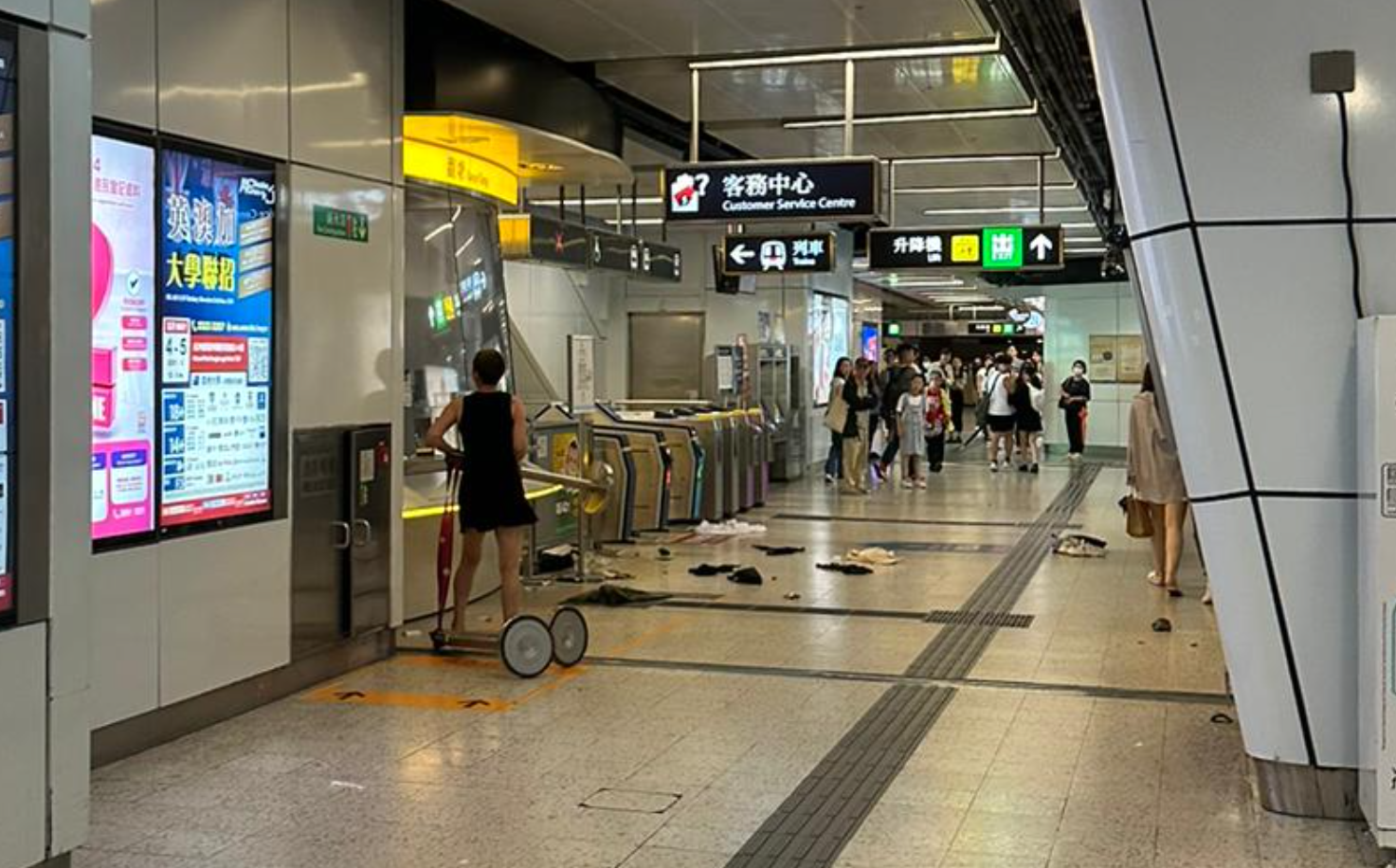 社交平台流傳5月1日港鐵觀塘站,一名短裙女子舉起排隊用的欄杆座敲擊站內客務中心。港鐵報警處理,警員到場將該女子送往醫院。 來源:網民車干