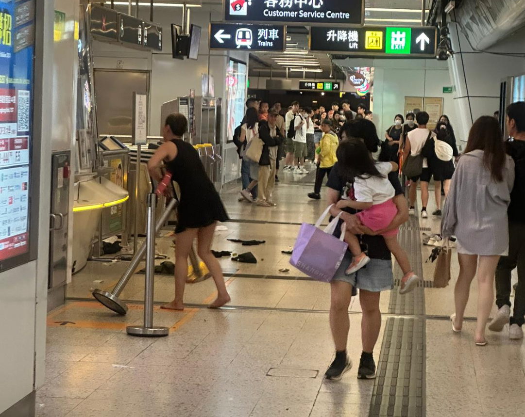 社交平台流傳5月1日港鐵觀塘站,一名短裙女子舉起排隊用的欄杆座敲擊站內客務中心。港鐵報警處理,警員到場將該女子送往醫院。 來源:網民車干
