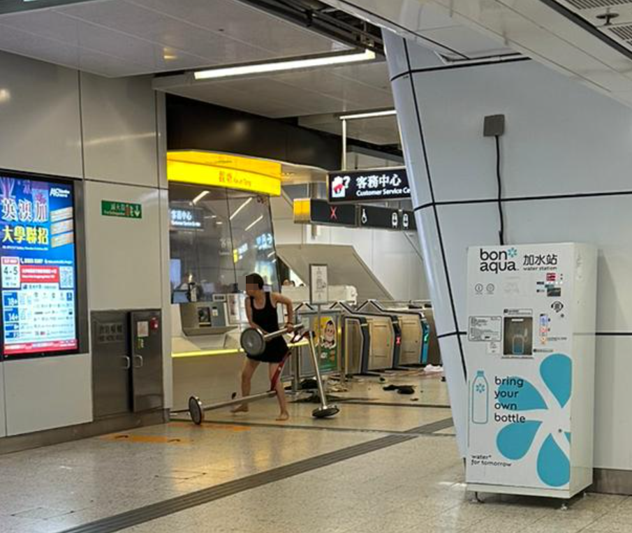 社交平台流傳5月1日港鐵觀塘站,一名短裙女子舉起排隊用的欄杆座敲擊站內客務中心。港鐵報警處理,警員到場將該女子送往醫院。 來源:網民車干