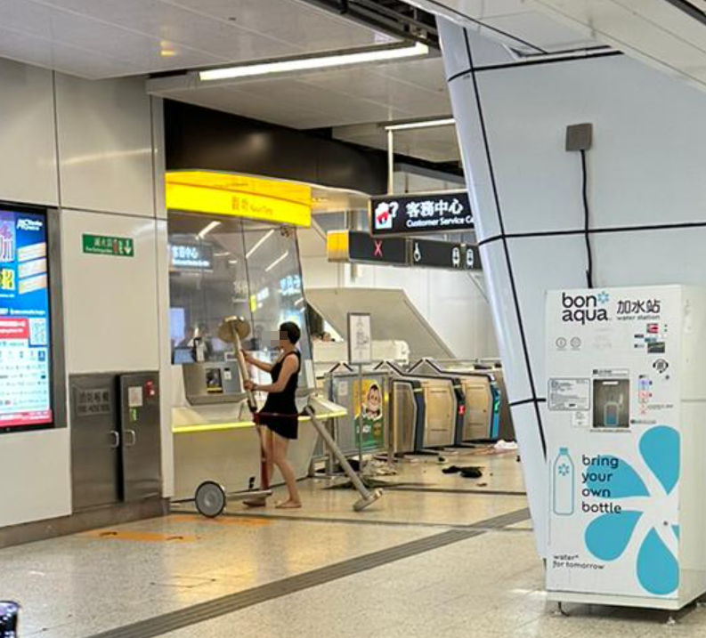 社交平台流傳5月1日港鐵觀塘站,一名短裙女子舉起排隊用的欄杆座敲擊站內客務中心。港鐵報警處理,警員到場將該女子送往醫院。 來源:網民車干