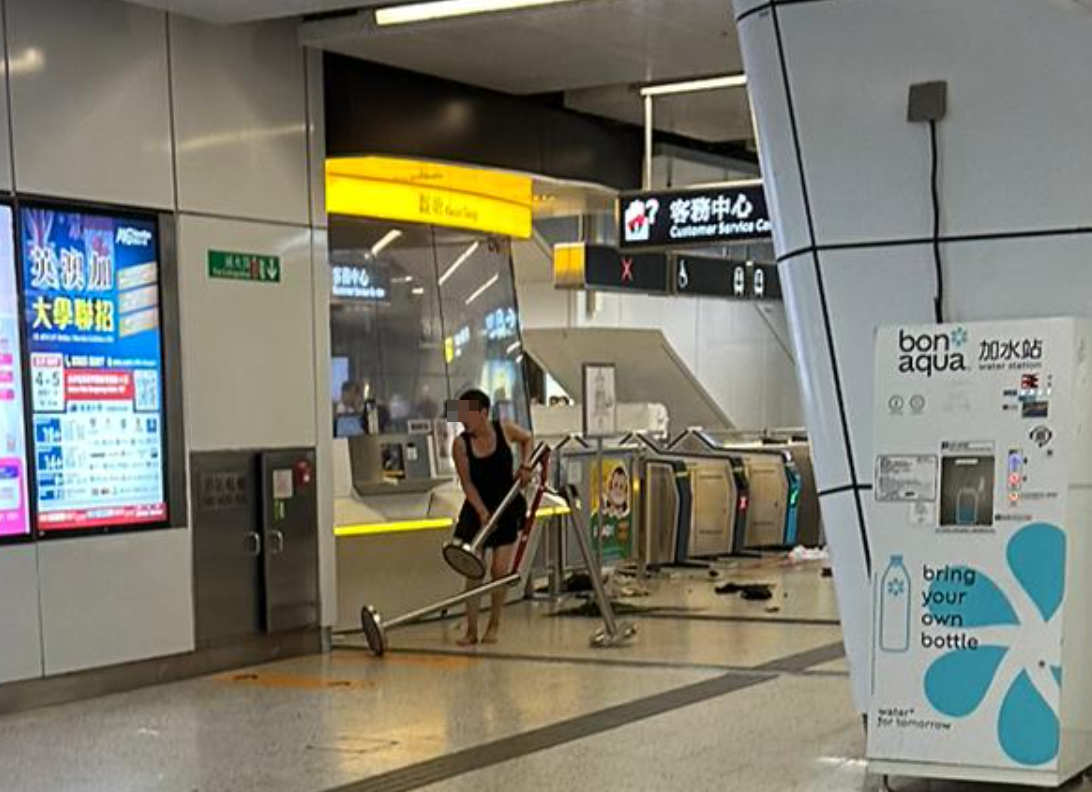 社交平台流傳5月1日港鐵觀塘站,一名短裙女子舉起排隊用的欄杆座敲擊站內客務中心。港鐵報警處理,警員到場將該女子送往醫院。 來源:網民車干