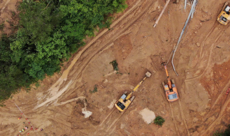 梅龍高速路陷|國家主席習近平對事故作出重要指示,要求全力做好現場救援傷員救治(新華社)