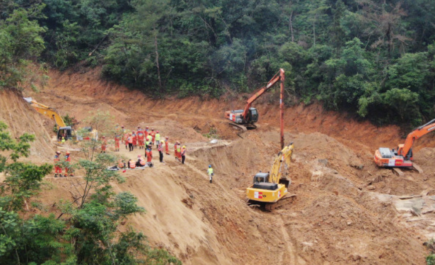 梅龍高速路陷|國家主席習近平對事故作出重要指示,要求全力做好現場救援傷員救治(新華社)