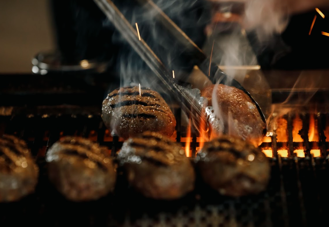 以炭火現烤的牛肉漢堡扒三件。