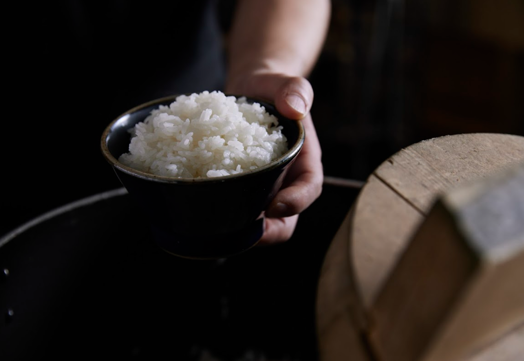配搭無料續添現煮白飯、味噌湯、生雞蛋一隻、蘿蔔泥及自家製柚子醋。