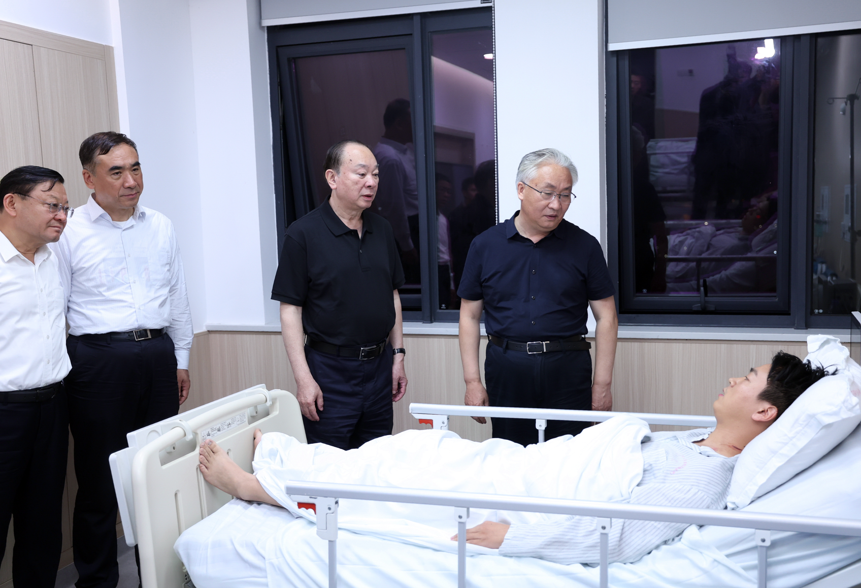 梅龍高速路陷|國務院副總理張國清周四赴梅州市指導應急處置工作,又到梅州市人民醫院探望傷者。(新華社)