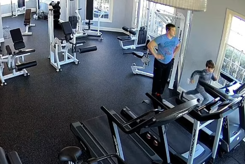 美國新澤西州一名31歲父親因為嫌棄自己的6歲兒子太肥,強迫對方長時間在跑步機上進行高強度運動,即使多次疲累摔倒仍不准停下(影片截圖)