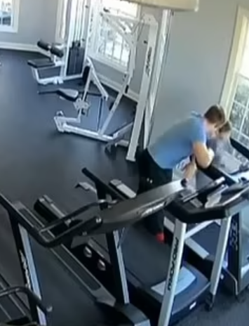 美國新澤西州一名31歲父親因為嫌棄自己的6歲兒子太肥,強迫對方長時間在跑步機上進行高強度運動,即使多次疲累摔倒仍不准停下(影片截圖)