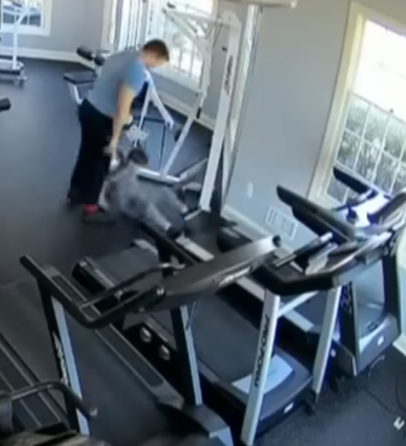 美國新澤西州一名31歲父親因為嫌棄自己的6歲兒子太肥,強迫對方長時間在跑步機上進行高強度運動,即使多次疲累摔倒仍不准停下(影片截圖)