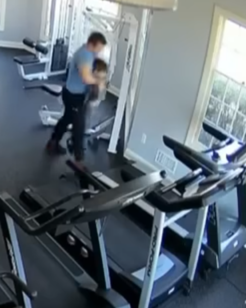 美國新澤西州一名31歲父親因為嫌棄自己的6歲兒子太肥,強迫對方長時間在跑步機上進行高強度運動,即使多次疲累摔倒仍不准停下(影片截圖)