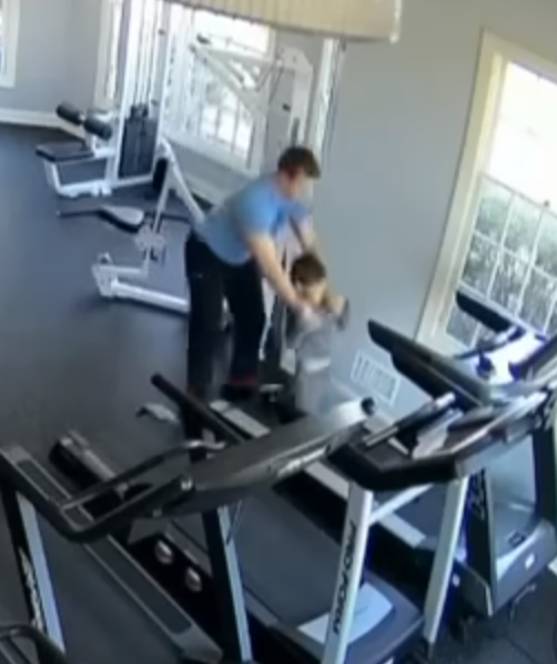 美國新澤西州一名31歲父親因為嫌棄自己的6歲兒子太肥,強迫對方長時間在跑步機上進行高強度運動,即使多次疲累摔倒仍不准停下(影片截圖)