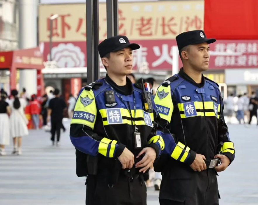 長沙特警黎貴棋(左)也趁工作閒暇之餘自學廣東話,讓許多遊客感到親切。(網上圖片)