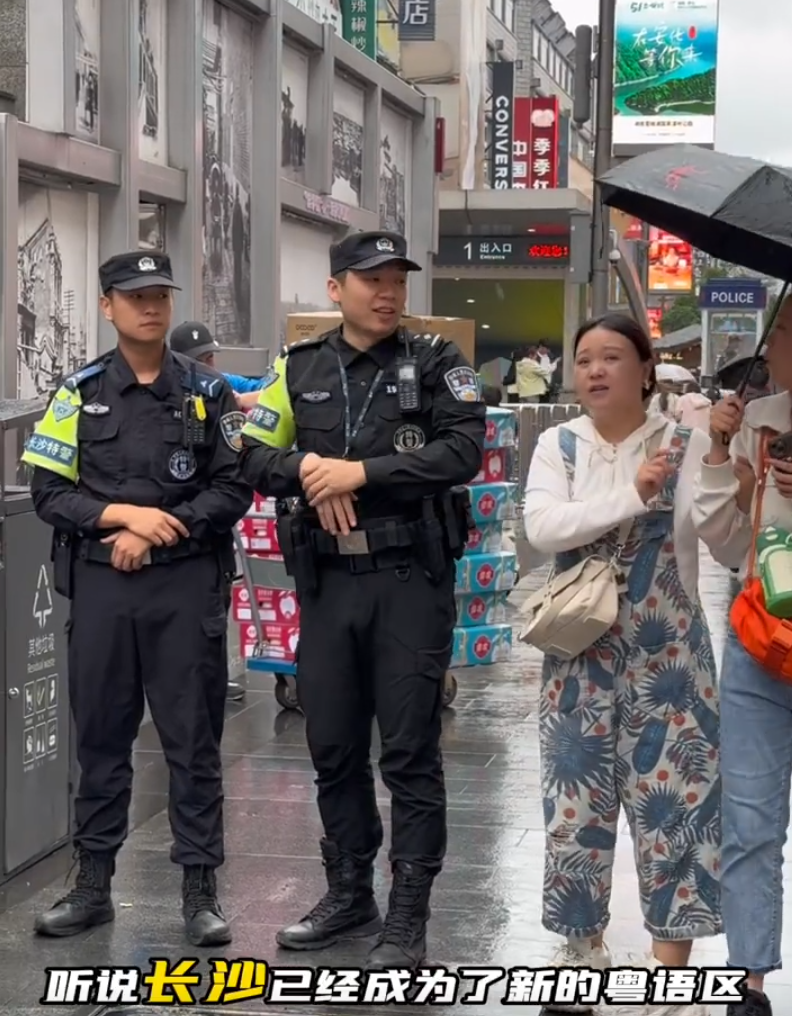 長沙特警黎貴棋(左二)也趁工作閒暇之餘自學廣東話,讓許多遊客感到親切。(影片截圖)