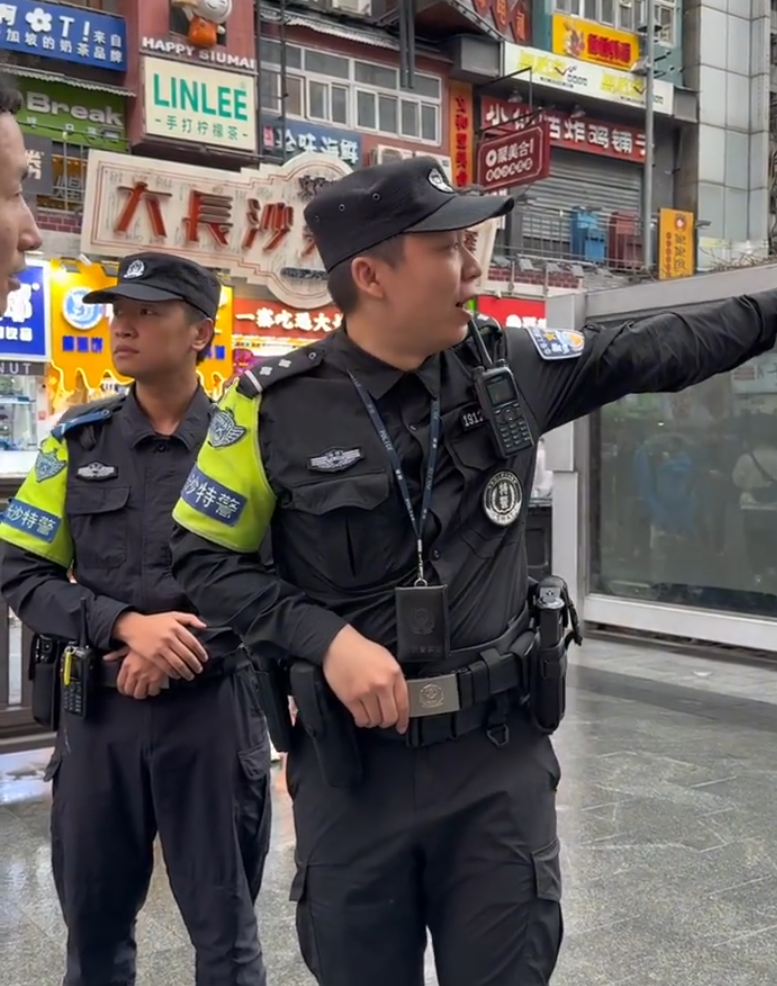 長沙特警黎貴棋切換成流利的廣東話回答遊客的問題(影片截圖)