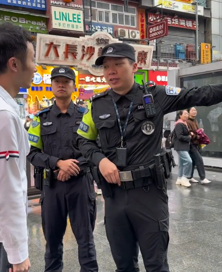 長沙特警黎貴棋切換成流利的廣東話回答遊客的問題(影片截圖)