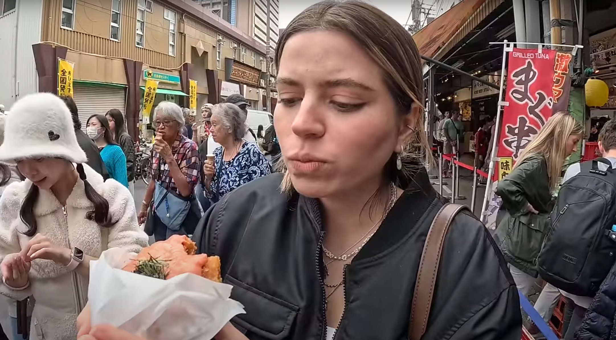 來自巴西的YouTuber夫妻Fred Ribeiro與Laryssa Duarte最近到日本旅行,當他們在著名的築地市場邊逛邊拍攝時,卻無意中捕捉到一名扒手偷東西的過程。