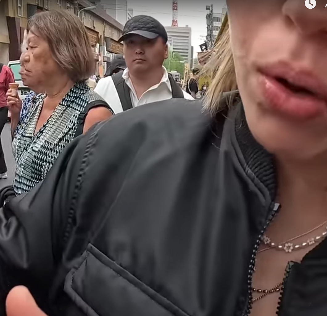 片看到,一名戴帽及孭背囊的亞裔男子接近一名老婦人目標