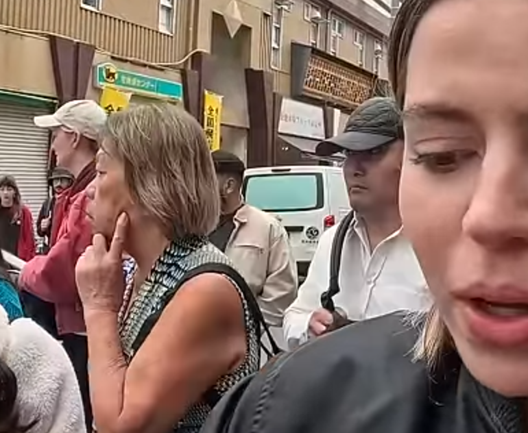 及後迅速將左手伸入其背囊,用外套掩護下取走皮包,短短3秒就成功得手,動作十分老練流暢