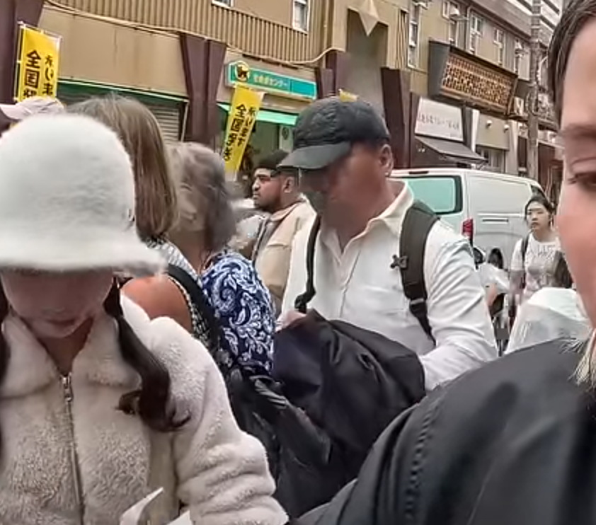 及後迅速將左手伸入其背囊,用外套掩護下取走皮包,短短3秒就成功得手,動作十分老練流暢