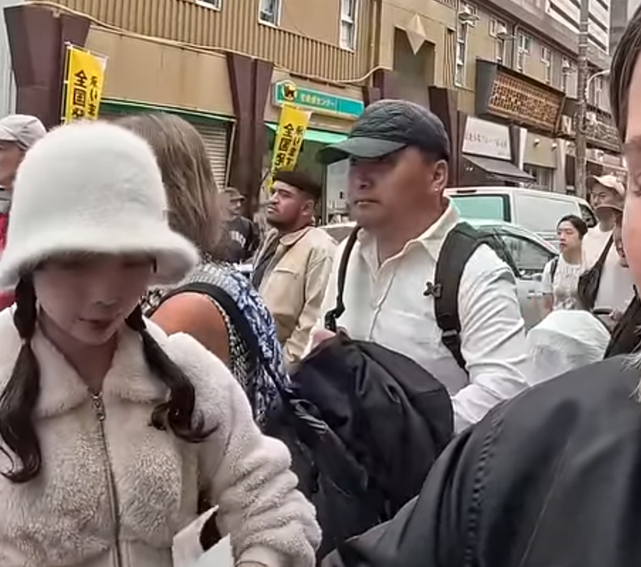 及後迅速將左手伸入其背囊,用外套掩護下取走皮包,短短3秒就成功得手,動作十分老練流暢