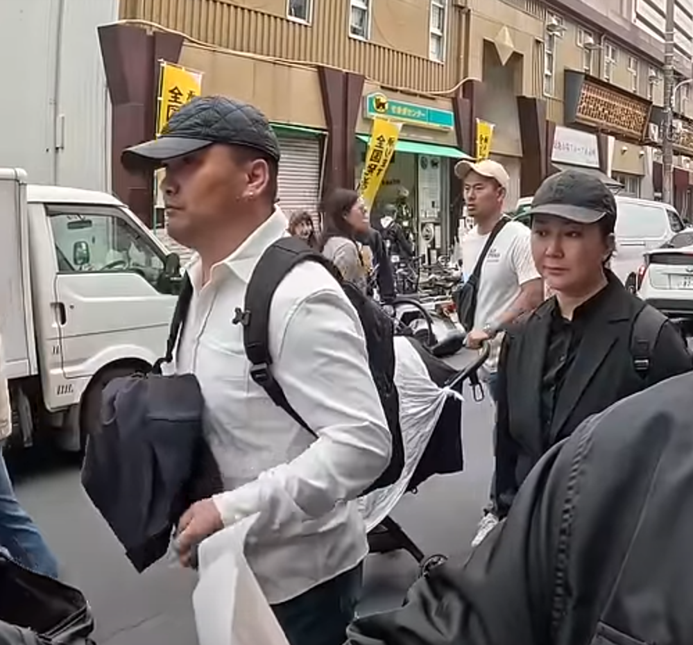 男子身旁有一名同樣戴帽的女子陪同,相信二人是同黨。他們作案後若無其事地收起錢包繼續向前走,身邊也無人察覺