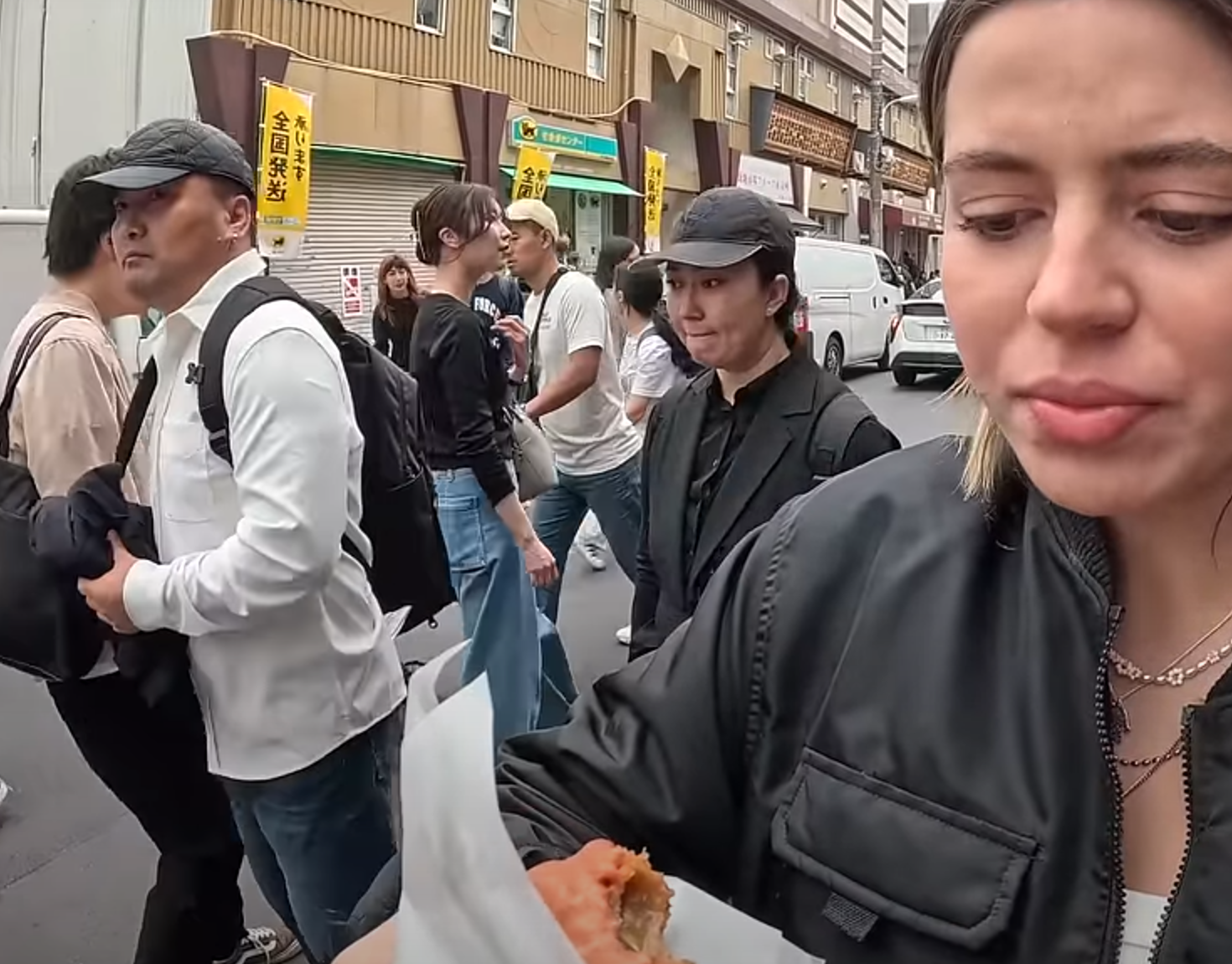 男子身旁有一名同樣戴帽的女子陪同,相信二人是同黨。他們作案後若無其事地收起錢包繼續向前走,身邊也無人察覺