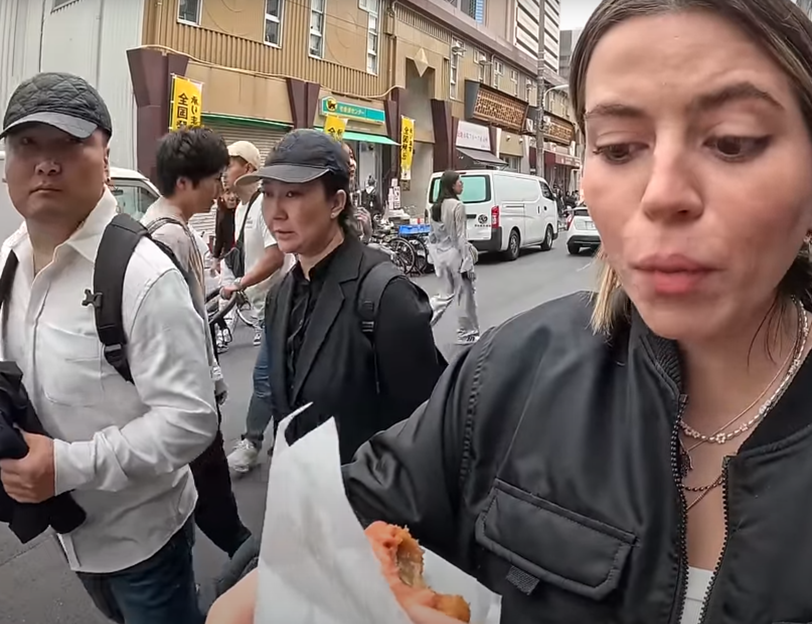 期間亦有望向YouTuber夫妻的鏡頭,YouTuber夫妻也是事後看影片才發現此事