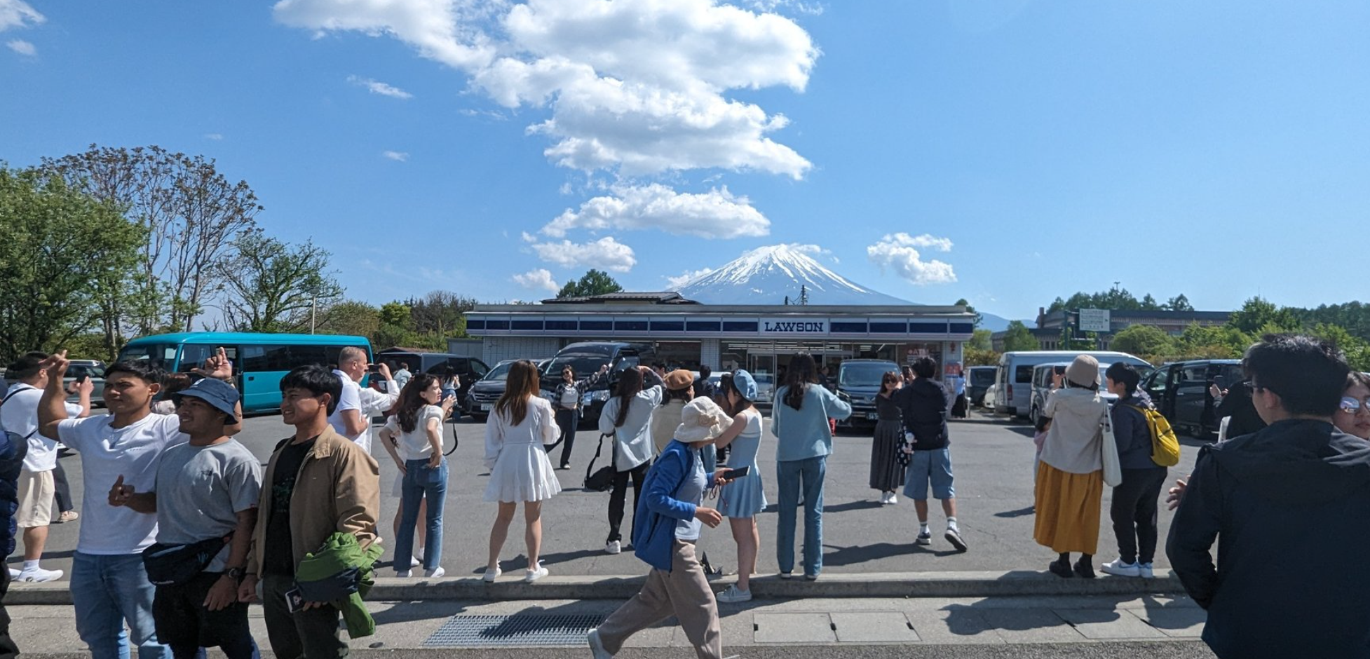 日本旅遊熱點河口湖車站外一間Lawson便利店因鄰近富士山,近年成為遊客拍攝富士山的熱門景點(網上圖片))