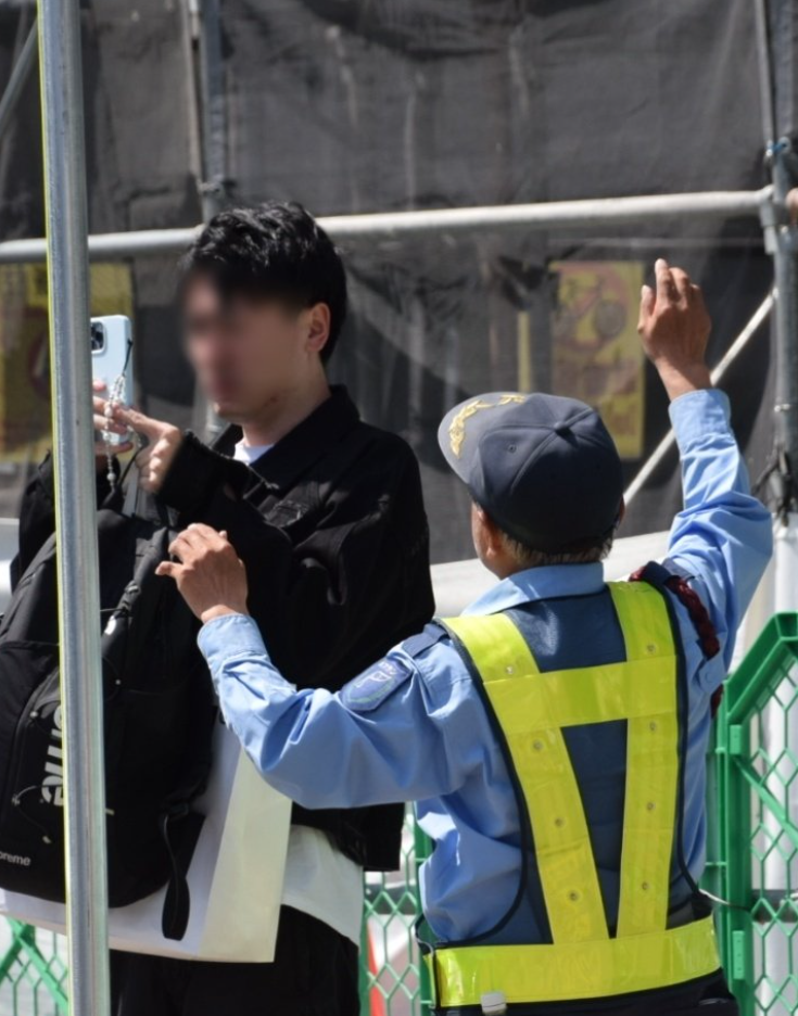 Lawson河口湖站前店近兩年湧入旅客人數大增,全天候均有人輪候拍照,嚴重影響當地市容及生活。