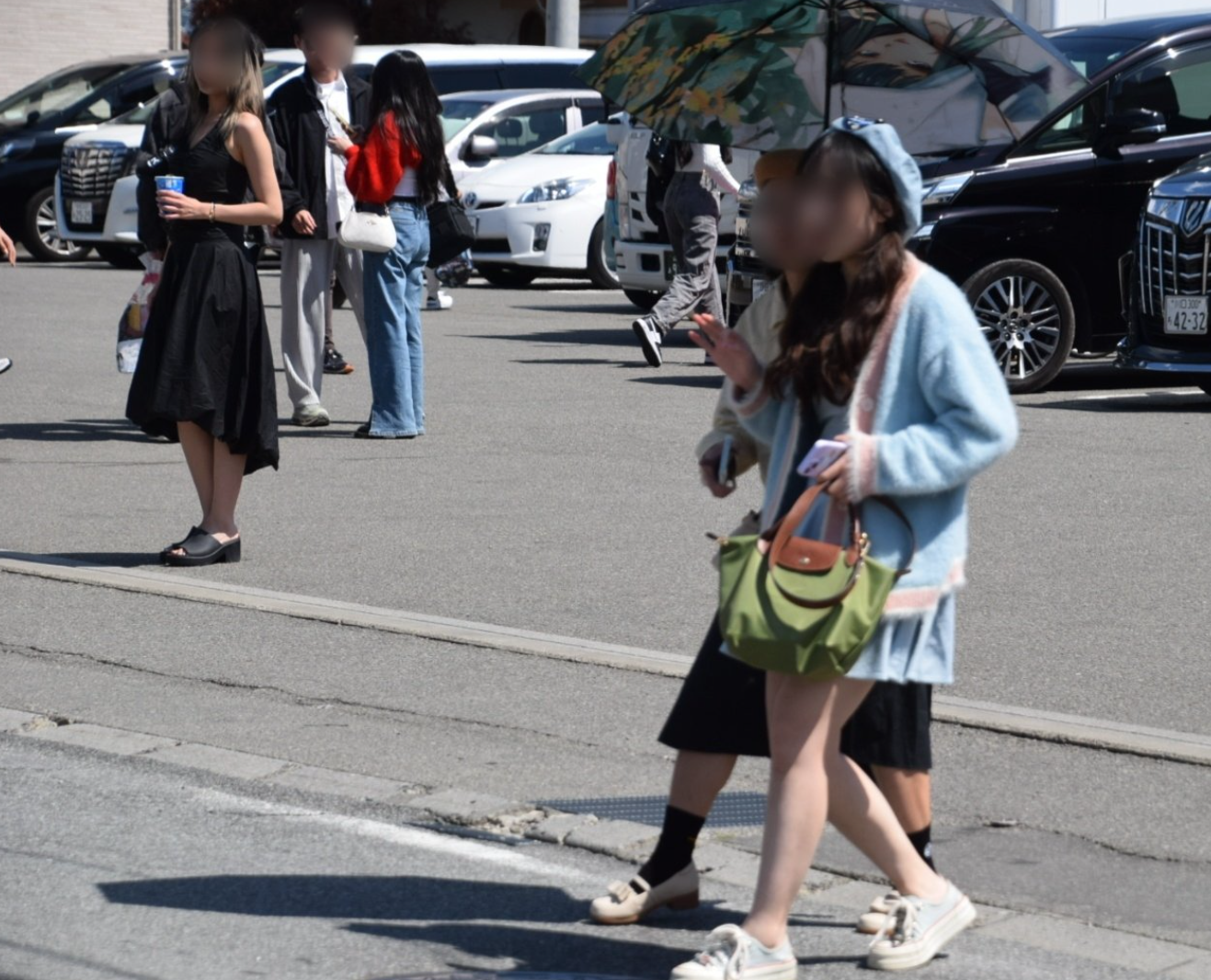 Lawson河口湖站前店近兩年湧入旅客人數大增,全天候均有人輪候拍照,嚴重影響當地市容及生活。