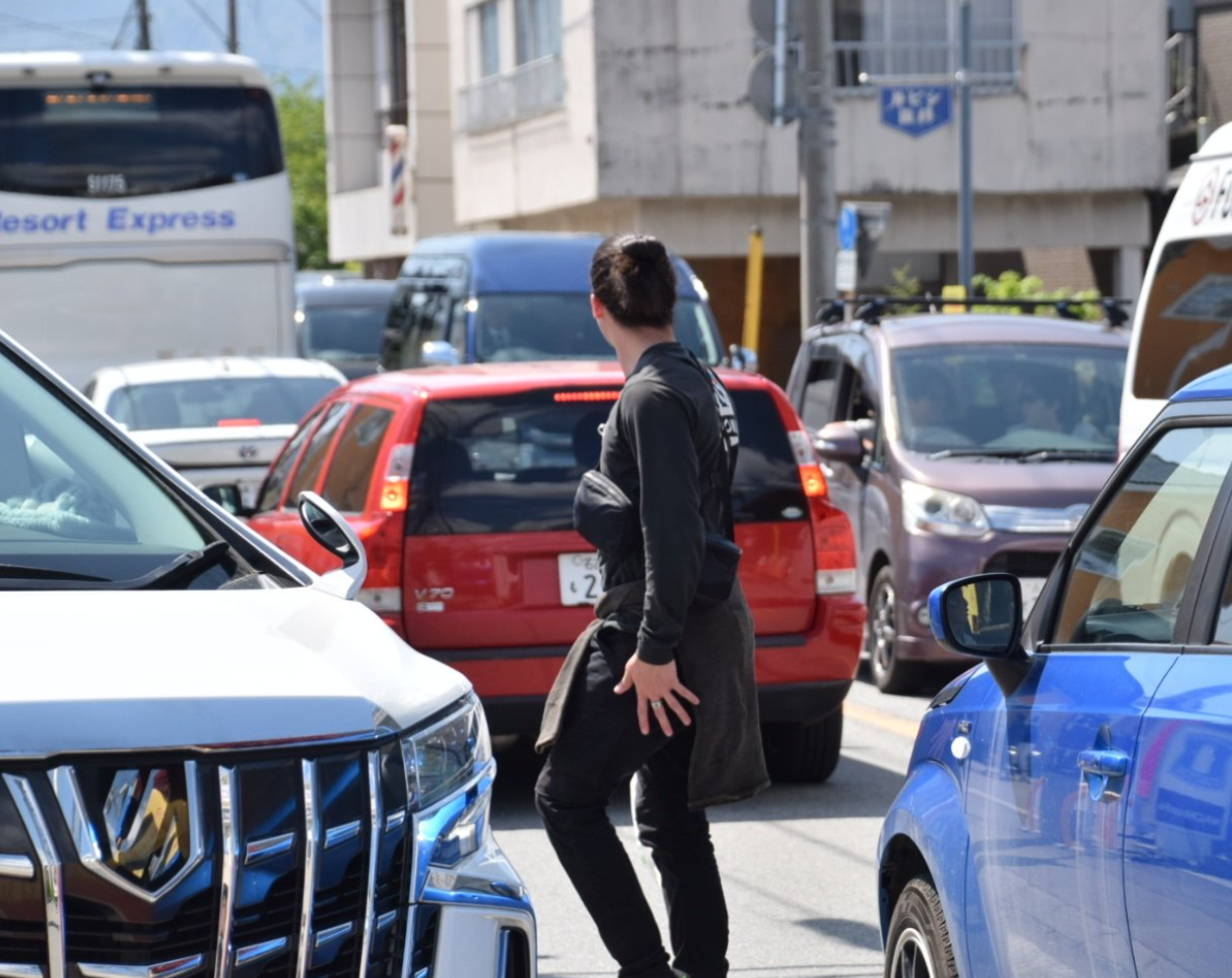Lawson河口湖站前店近兩年湧入旅客人數大增,全天候均有人輪候拍照,嚴重影響當地市容及生活。