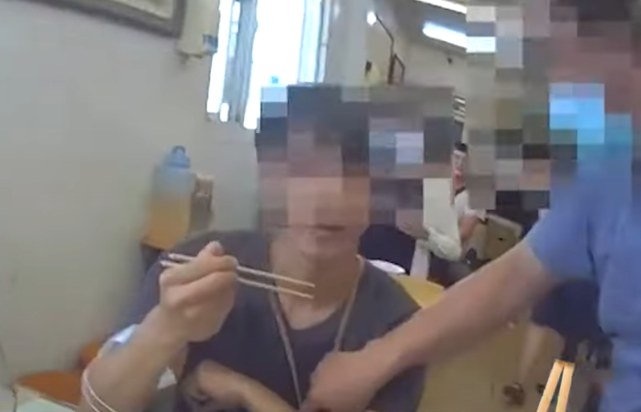 台灣台中市一名45歲男子在餐廳準備拿筷子用餐時,突全身僵硬毫無反應,仿佛「石化」了一般,餐廳東主馬上報警召救護車送該名男子到醫院急救。幸治療後男子並無大礙,惟對於先前的記憶完全「斷片」,救護人員確認他是因血糖太低導致。