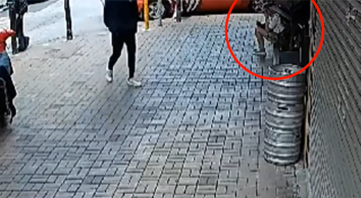 網上片段看到,女事主坐在一間店舖外,一名男子走近並徘徊,之後突然與同黨挾持女事主離開(有線新聞)