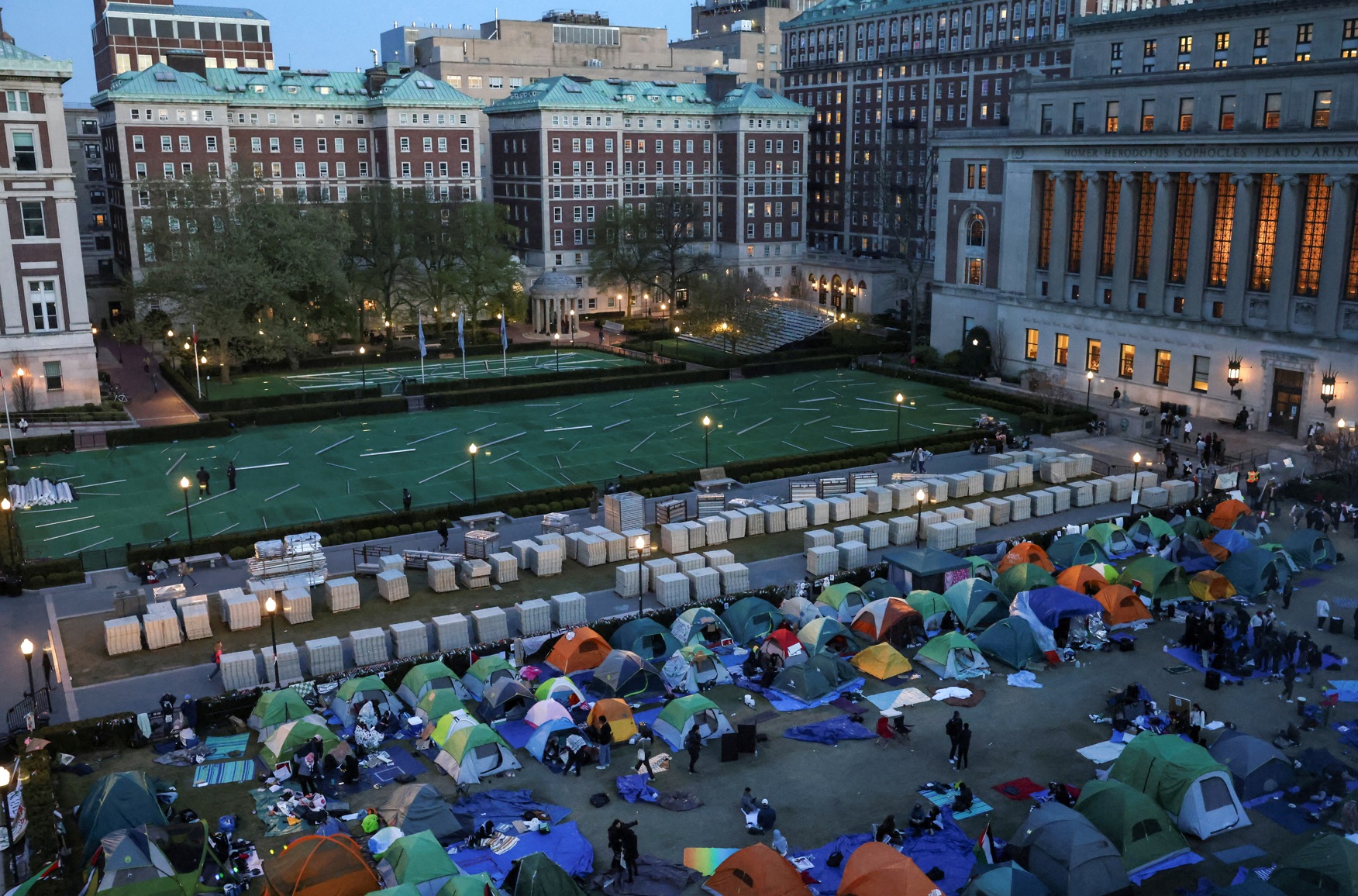 加沙戰事觸發的美國校園反戰示威潮持續,早前被紐約警方進入校園清場的哥倫比亞大學宣布取消原定下星期舉行的畢業禮。(路透社資料圖片)