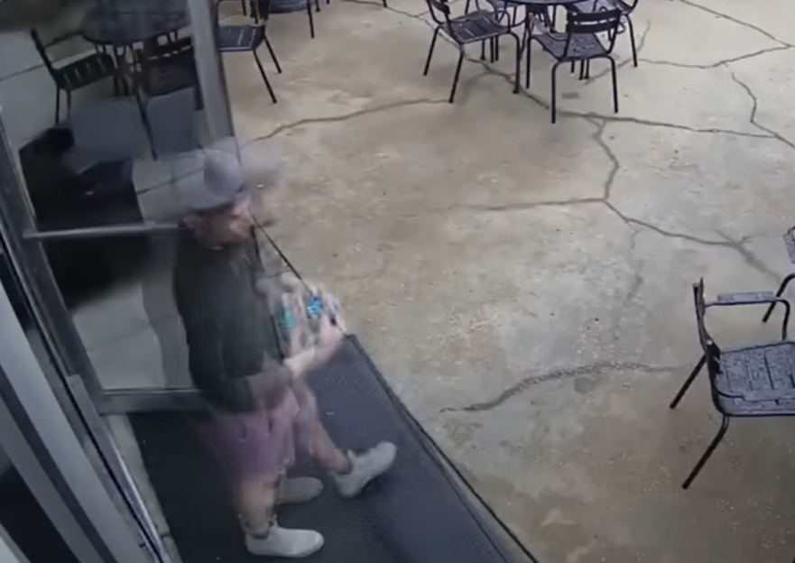 4月某天清晨,馬特所住的公寓大樓突然響火警鐘,慌忙從睡夢中驚醒的他衝下樓避難,其後證實虛驚一場,衣衫不整的他隨後往咖啡店買咖啡。(影片截圖)