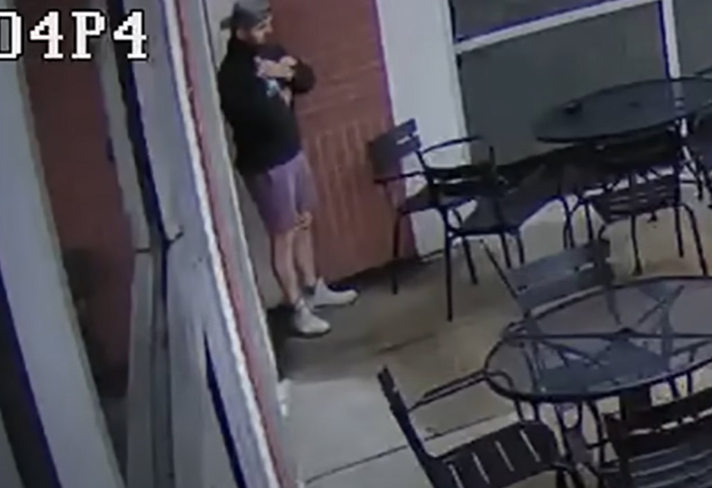 CCTV畫面顯示當他正走進咖啡店時,想起自己沒有做晨禱,於是到角落閉上眼睛禱告(影片截圖)