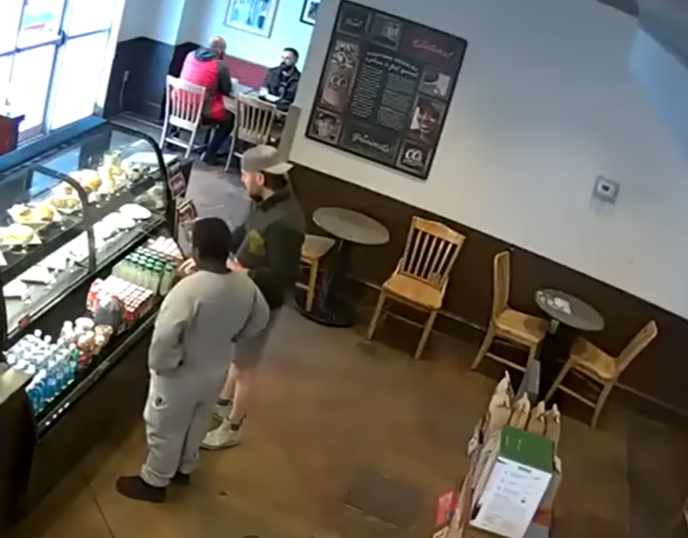 馬特對艾利斯的行為非常感動,邀請對方進咖啡店進餐,這對相差33歲的大小男孩成了好朋友。