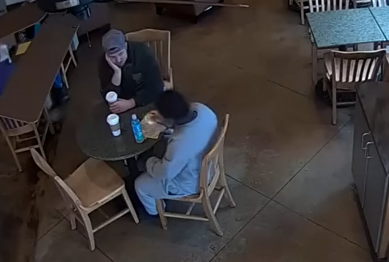 馬特對艾利斯的行為非常感動,邀請對方進咖啡店進餐,這對相差33歲的大小男孩成了好朋友。