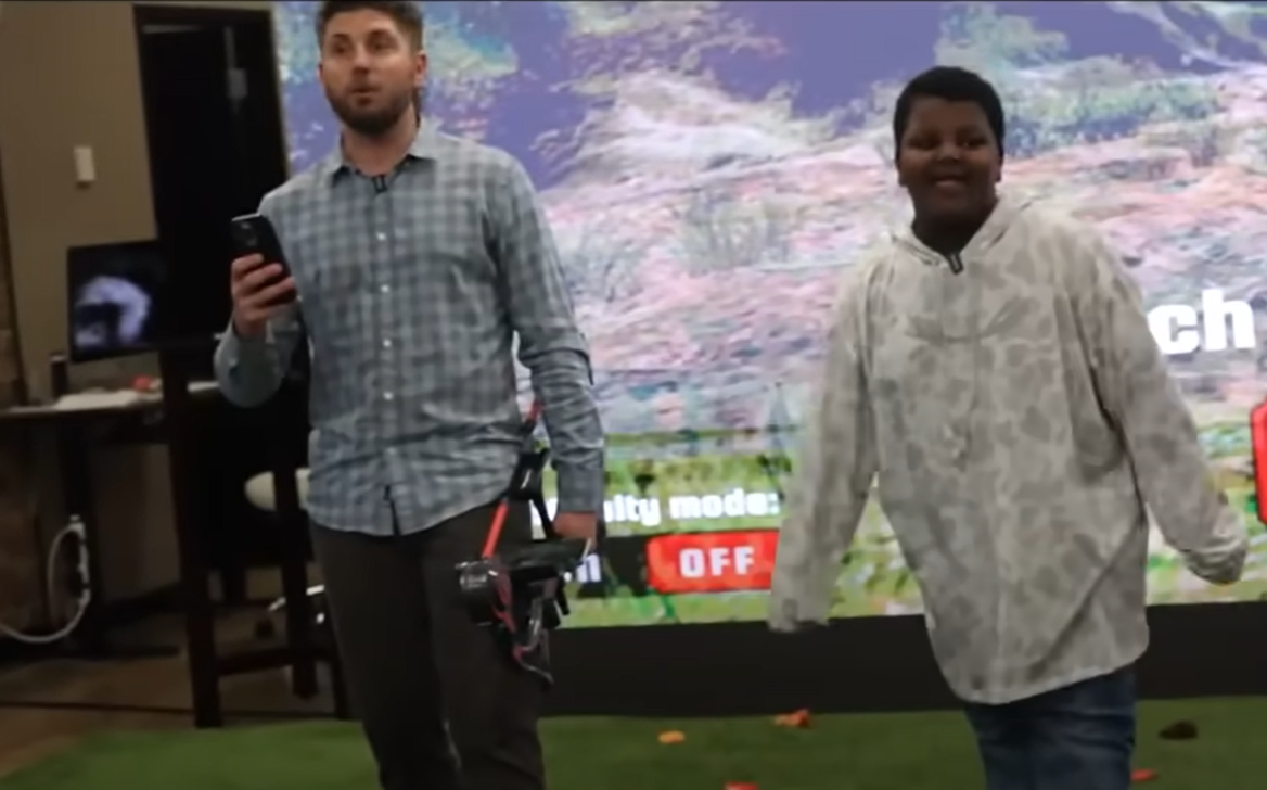 他為了回報艾利斯的善良,讓他在40秒內於馬特的戶外運動用品店BuckFeather任選想要的任何東西,最後他選了多件喜歡的商品,包括一輛新自行車。