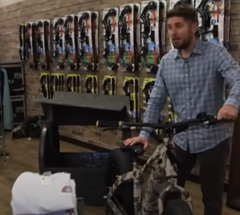 他為了回報艾利斯的善良,讓他在40秒內於馬特的戶外運動用品店BuckFeather任選想要的任何東西,最後他選了多件喜歡的商品,包括一輛新自行車。