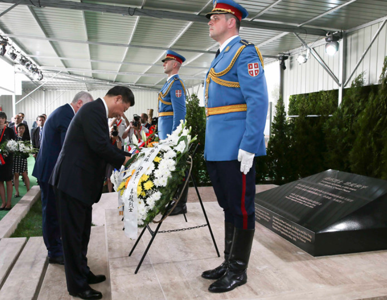 習近平2016年前往中國駐南斯拉夫聯盟共和國被炸使館舊址紀念碑憑弔。(新華社資料圖片)