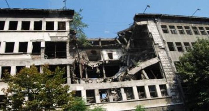 1999年5月7日,以美國為首的北約轟炸中國駐南聯盟使館,造成三名中國記者遇難,數十人受傷,大使館建築嚴重損毀。(資料圖片)