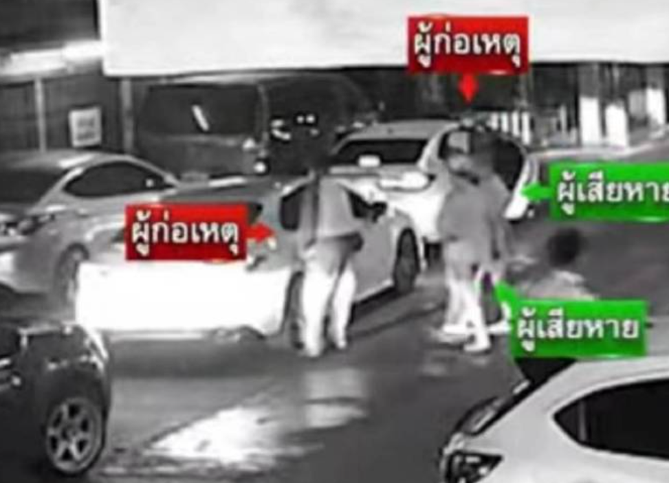 根據監控畫面顯示,犯罪團夥將中國遊客扣押並帶上停在酒店外汽車內,帶往偏僻的地方。