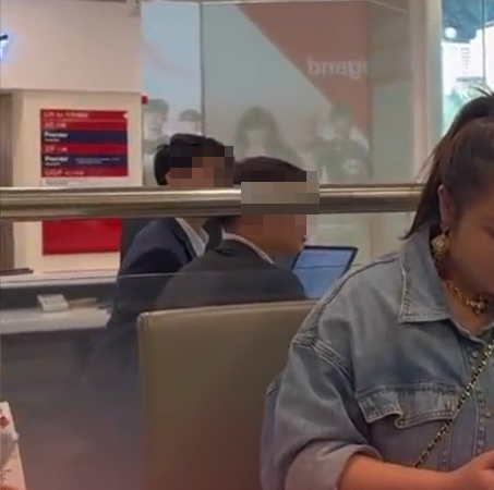 內地多個社交平台昨流傳影片,指一名內地女客戶在滙豐銀行尖沙咀一間分行辦業務時,向男櫃檯職員投訴因說普通話被「區別對待」。(影片截圖)