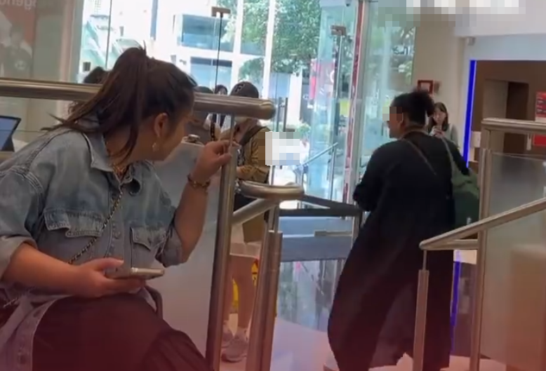 內地多個社交平台昨流傳影片,指一名內地女客戶在滙豐銀行尖沙咀一間分行辦業務時,向男櫃檯職員投訴因說普通話被「區別對待」。(影片截圖)